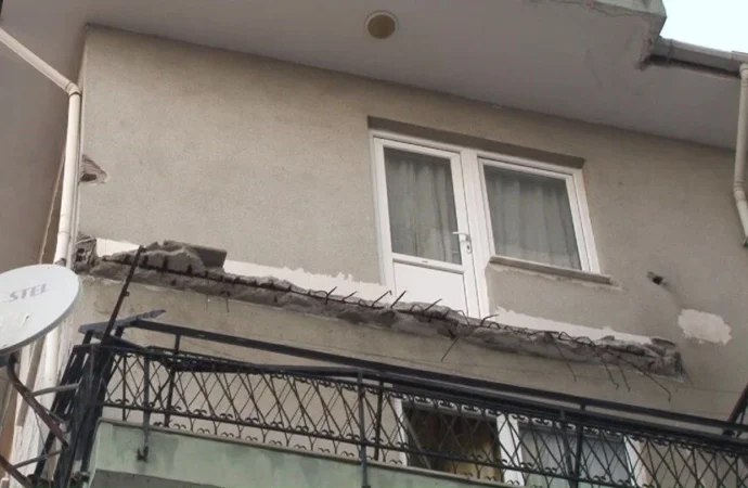 İstanbul’da 6 katlı binada balkon çöktü