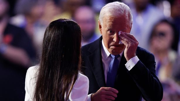 Biden tacını devrederken ağlayarak kızına sarıldı