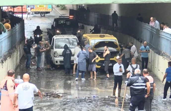 Alt geçitte suya gömülen dolmuştan camı kırarak çıktı
