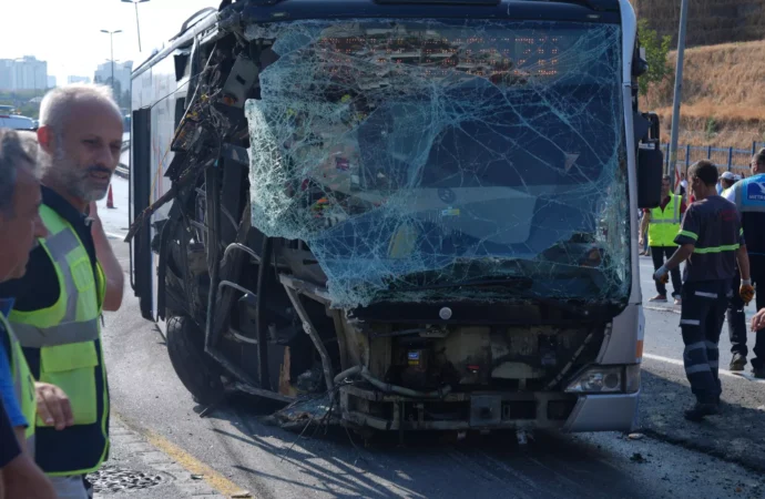 Metrobüs kazası: 1 ölü 53 yaralı