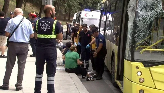 Bakırköy’de TIR, İETT otobüsünün üzerine devrildi