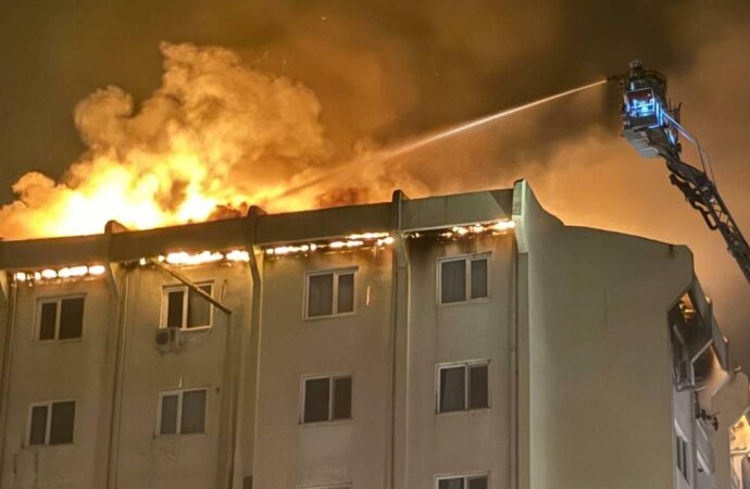 İzmir’deki yangın binalara sıçradı