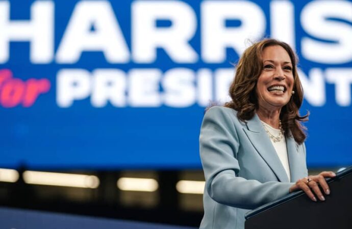 Kamala Harris, Demokratların başkan adayı olmak için yeterli oyu aldı