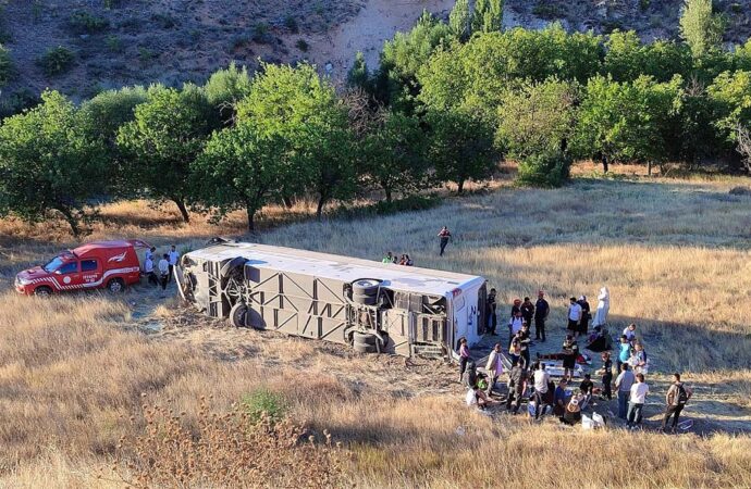 Malatya’nın Akçadağ ilçesinde yolcu otobüsü şarampole devrildi