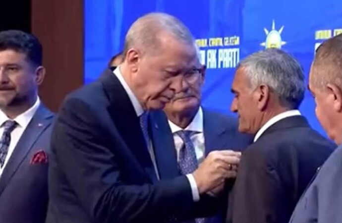 2 milletvekili ve 13 belediye başkanı törenle AK Parti’ye katıldı