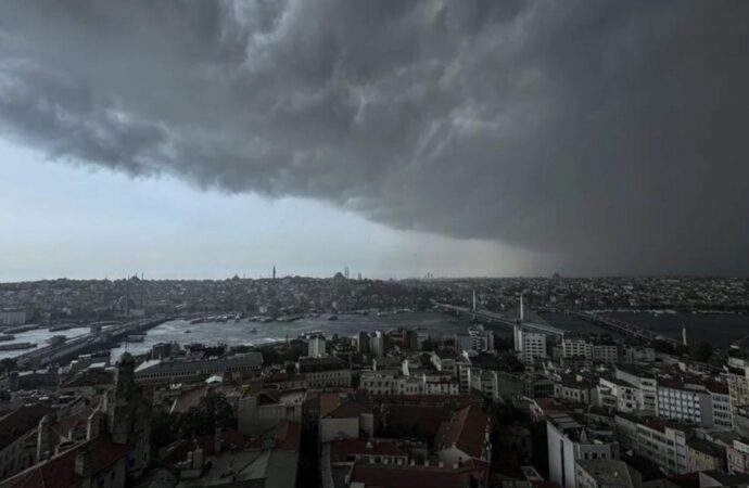 Sağanak İstanbul’u rehin aldı