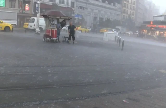 İstanbul’da yollar göle döndü, tramvay durdu, ev ve iş yerlerini su bastı