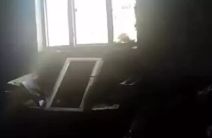 Aldatıldığını öğrenince evi ateşe verdi