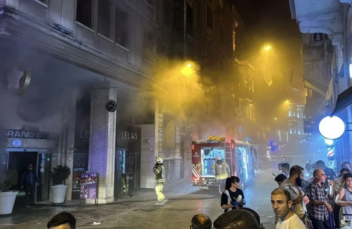 Beyoğlu’nda 9 katlı otelde yangın