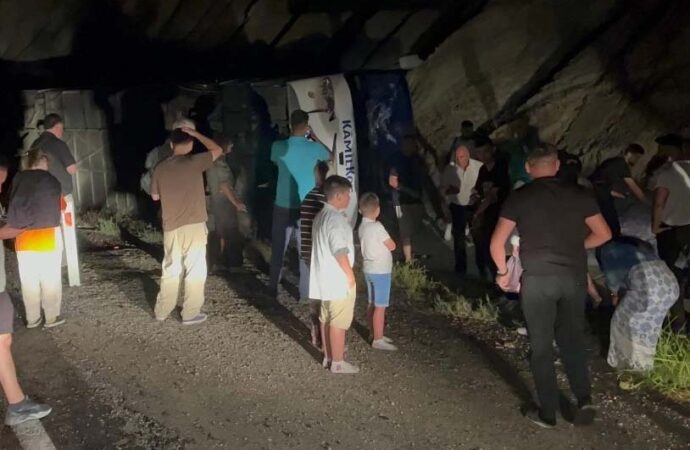 Yolcu otobüsü Burdur’da şarampole devrildi