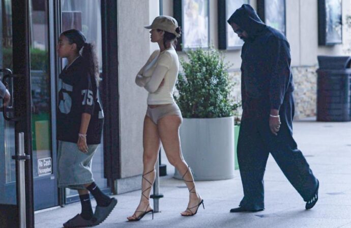 Kanye West, Bianca’yı çıplak gezdirmeyi seviyor