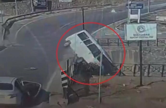 Oğlunun hayatını kaybettiği caddede, minibüsüyle köprüden dereye uçtu