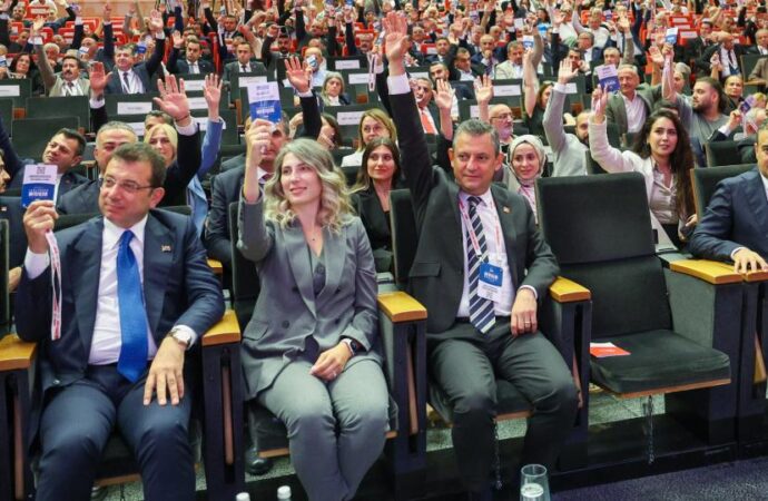 CHP’de tüzük değişikliği kurultaydan geçti