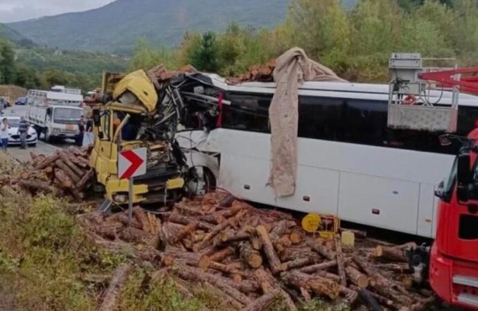 Zonguldak’ta yolcu otobüsü ile kamyon kafa kafaya çarpıştı: 2 ölü, 23 yaralı