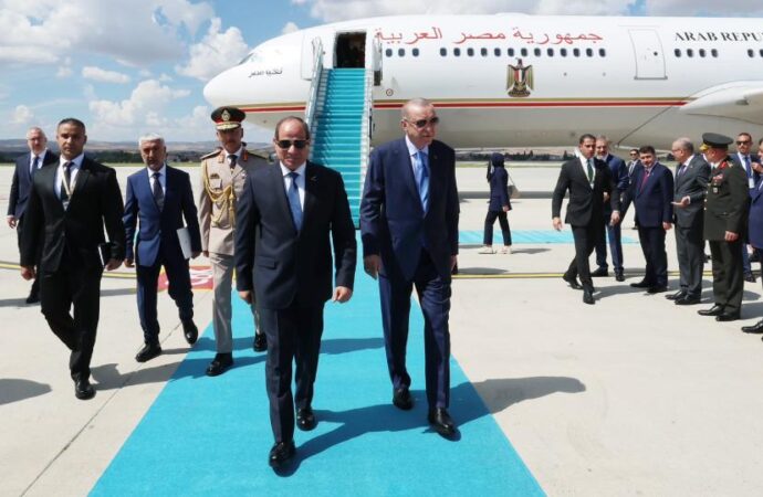 Erdoğan, Mısır Cumhurbaşkanı Sisi’yi havalimanında karşıladı
