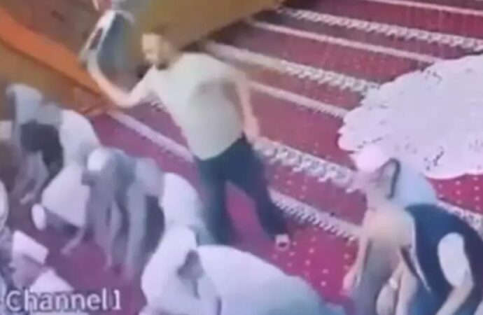 Namaz sırasında imama tabureyle vurdu