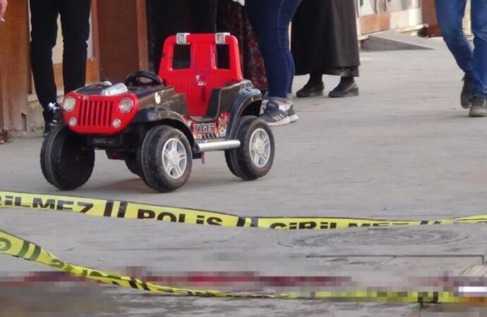 Sokakta akülü arabasıyla oynayan altı yaşındaki çocuk maganda kurşunuyla vuruldu