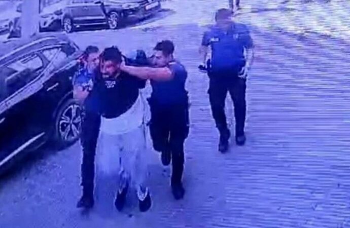 Hastaneye götürmek için gelen polisleri satırla tehdit etti