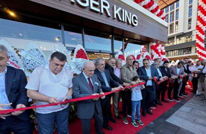 Burger King açılışına katılan AK Partililer disipline sevk edildi