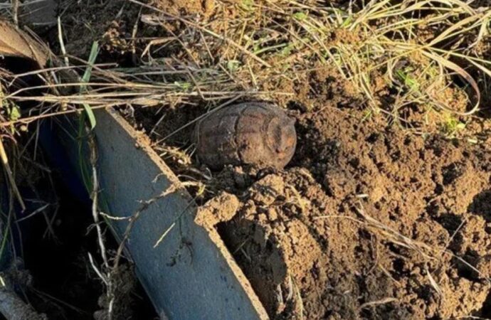 Tarlasını süren çiftçi patlamamış el bombası buldu