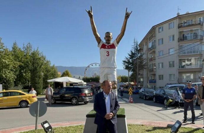 Merih Demiral, Tanju Özcan’a ‘heykel’ için teşekkür etti