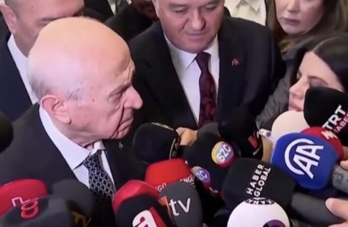 Bahçeli, ‘Erdoğan’ sorusu soran gazeteciyi azarları: Mesleği bırak