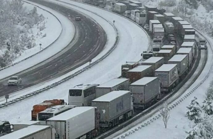 TEM Otoyolu’nun Bolu kesiminde yoğun kar yağışı: Hem İstanbul hem Ankara yönünde yol tıkandı