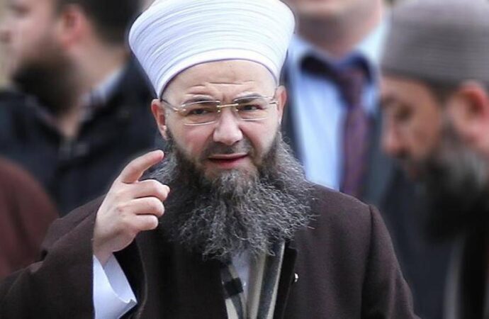 Cübbeli Ahmet hastaneye kaldırıldı