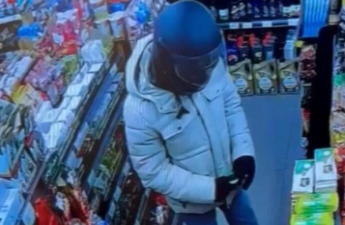 Dubai çikolatası çalıp, aldığı sakızı kredi kartıyla ödedi