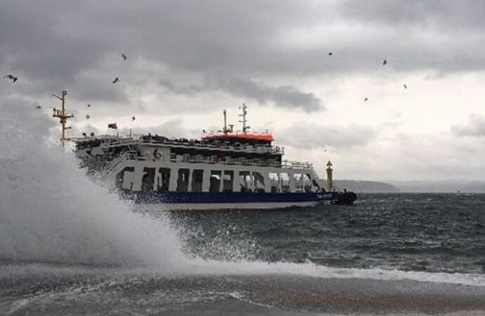 Marmara’da deniz ulaşımına fırtına engeli