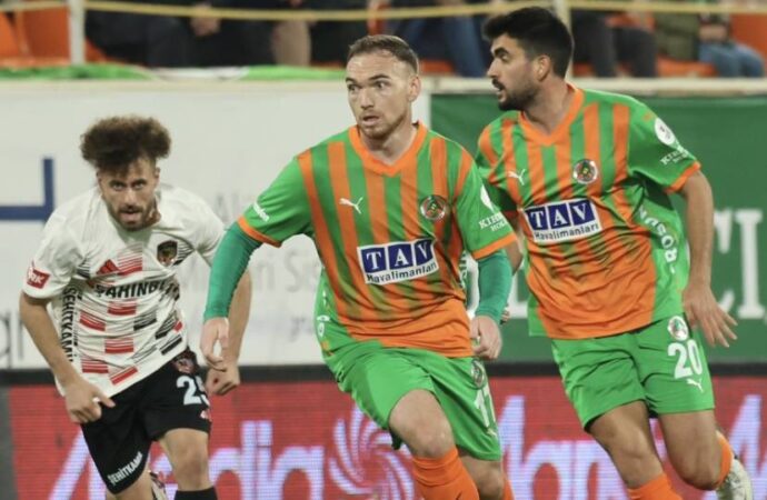 Alanyaspor 3 puanı 3 golle aldı