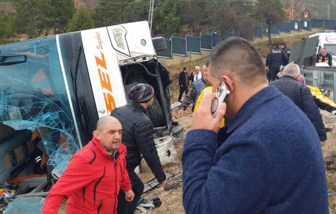 Isparta’da yolcu otobüsü devrildi: 1 ölü çok sayıda yaralı var