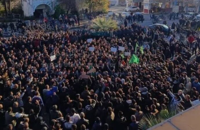 SOHR: Suriye’deki Aleviler, HTŞ yönetiminin yargısız infazlarını protesto etmek için sokağa çıktı