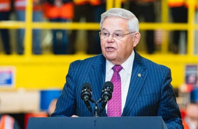 Türkiye karşıtı eski senatör Bob Menendez’e 11 yıl hapis