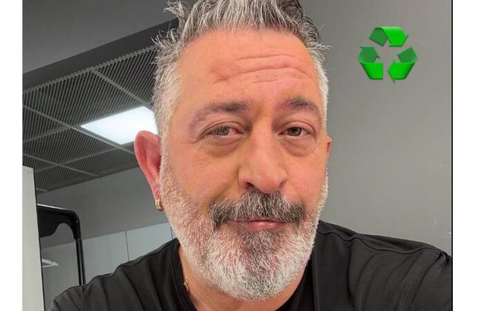 Cem Yılmaz kırık lamba paylaşımı için özür diledi