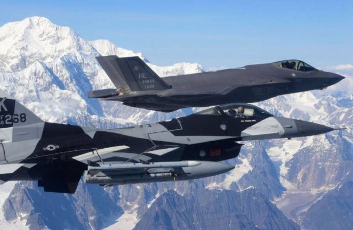 ABD’ye ait bir F-35 savaş uçağı Alaska’da düştü