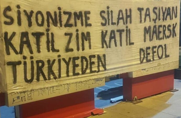 Galata Köprüsü’ndeki Filistin yürüyüşünde pankart taşıyan 3 kişi gözaltına alındı