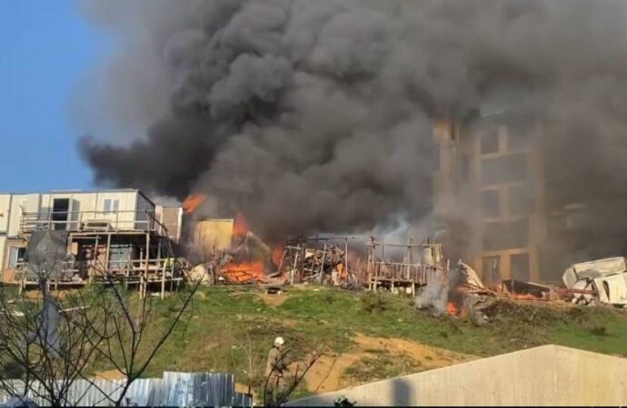 Üsküdar’da işçilerin kaldığı konteynerler alev alev yandı