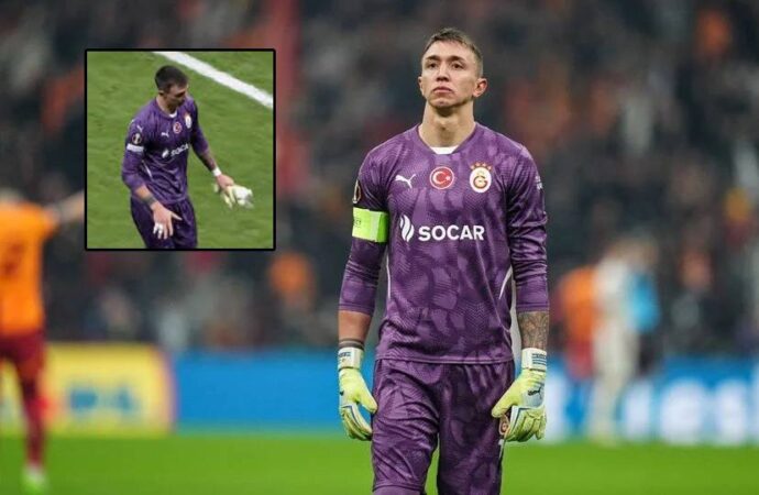 Islıklanan Muslera’dan ‘bitti’ işareti