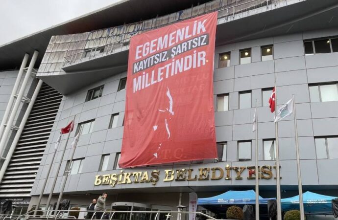 Beşiktaş Belediyesi’ne dev poster: Egemenlik kayıtsız, şartsız milletindir