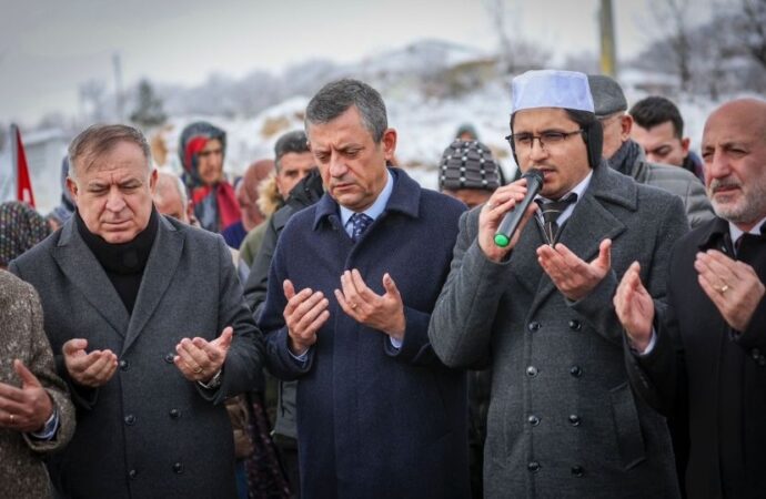 Özgür Özel Deprem Şehitliğini ziyaret etti