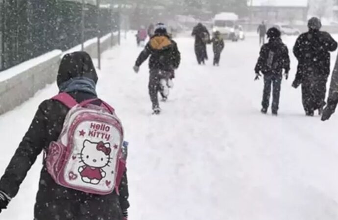 Kar ulaşımı etkiledi: Bazı illerde okullar tatil edildi