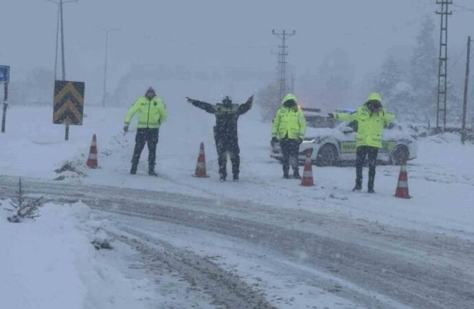 Bolu Dağı geçişi çift yönlü ulaşıma kapandı!