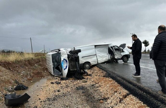 Adıyaman’da iki minibüs birbirine girdi: 5 yaralı