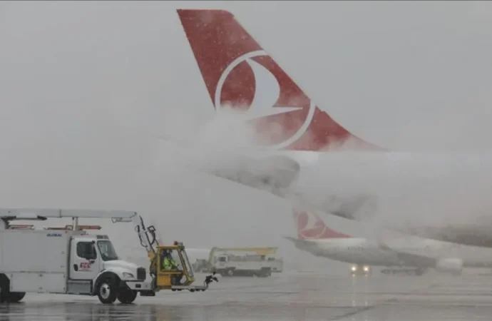 İstanbul’da kar önlemleri: Uçuş iptalleri yapılıyor!