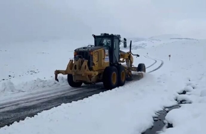 Diyarbakır’da yoğun kar yağışı nedeniyle kapanan yollar ulaşıma açıldı