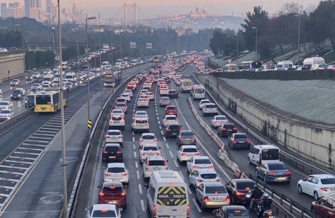 İftar Öncesi Trafik Çilesi! İstanbul’da Bu Yollara Dikkat