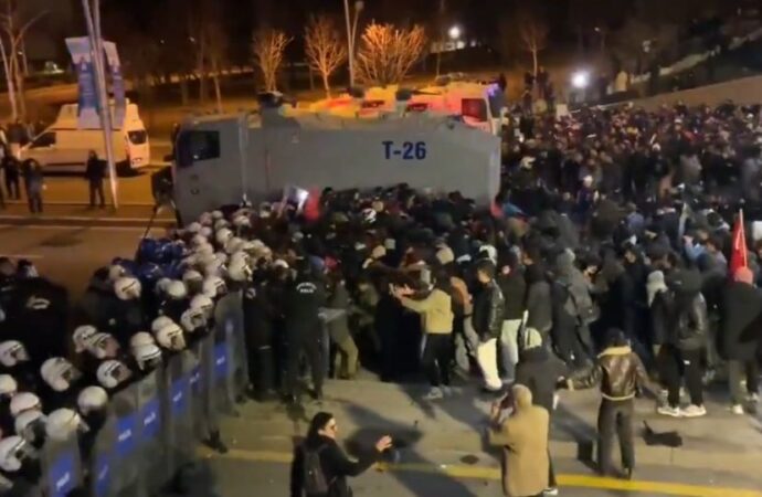 İmamoğlu için destek yürüyüşü yapan ODTÜ’lü öğrencilere polis müdahalesi!