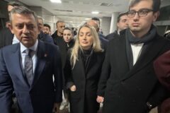 CHP lideri Özgür Özel ve Dilek İmamoğlu’ndan ilk açıklama: “O sandıktan eninde sonunda Ekrem İmamoğlu çıkacak”