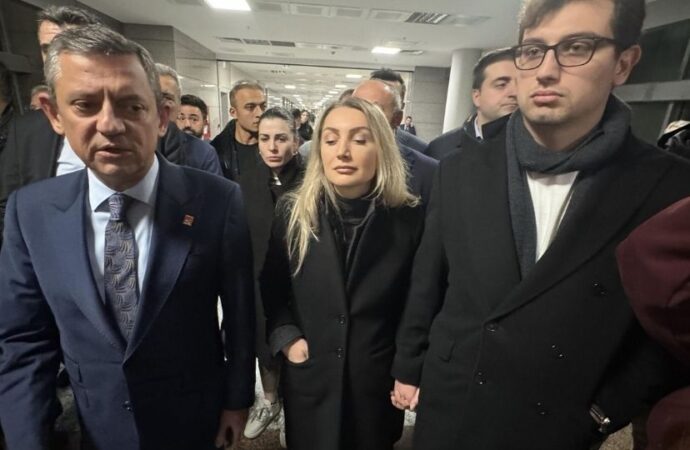 CHP lideri Özgür Özel ve Dilek İmamoğlu’ndan ilk açıklama: “O sandıktan eninde sonunda Ekrem İmamoğlu çıkacak”